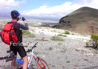 Ein Biker unterwegs in der Bergwelt von Gran Canaria