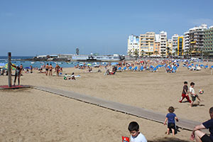 Las Palmas de Gran Canaria... Blick auf den Strand vor der Stadt