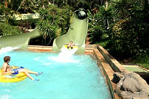 Spaß im Wasserpark "Parque Acuático Lago Taurito" in Mogan auf Gran Canaria... 2 kinder rutschen ins Wasser 