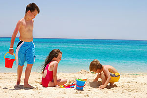 Gran Canaria ... Kinder spielen am Dünen Strand in Playa Ingles