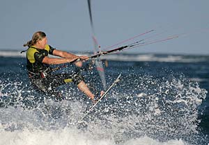 Ein Kiter flitzt übers Wasser - Gran Canaria - Kiten Kitereviere