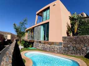 Stylishe Villa mit Panoramablick & beheizbarem Privatpool am Golfplatz