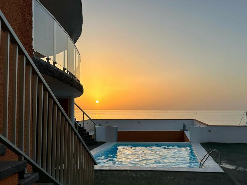 Blick vom Pool aufs Meer in Puerto Sardina del Norte